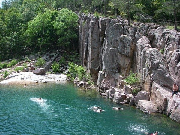 Tall bluff of shut-ins